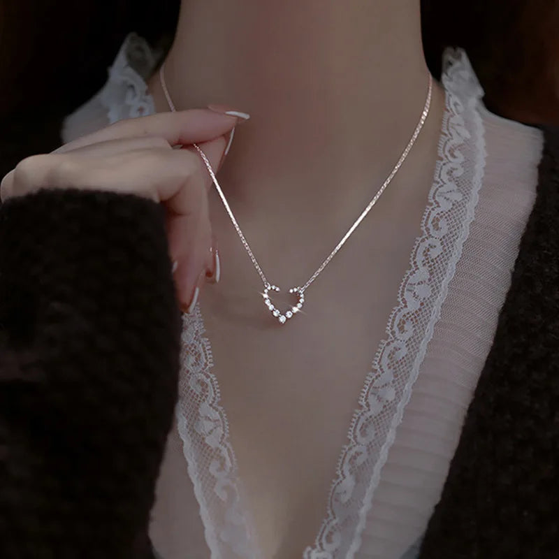 Collar Doble Capa con Mariposa Brillante – Cadena Delicada para Mujer, Joyería Elegante