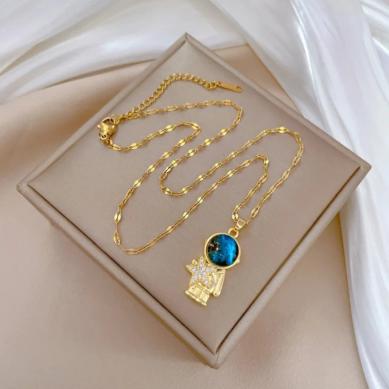 Collar de Lujo Ligero Acero Titanio Astronauta | Collar con Dije de Astronauta, Luna, Estrella y Planeta para Mujer Color Dorado