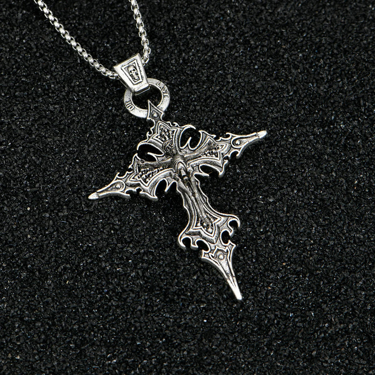 Collar Gótico Retro con Cruz de Clavos y Calavera – Colgante Personalizado de Moda para Halloween y Uso Diario