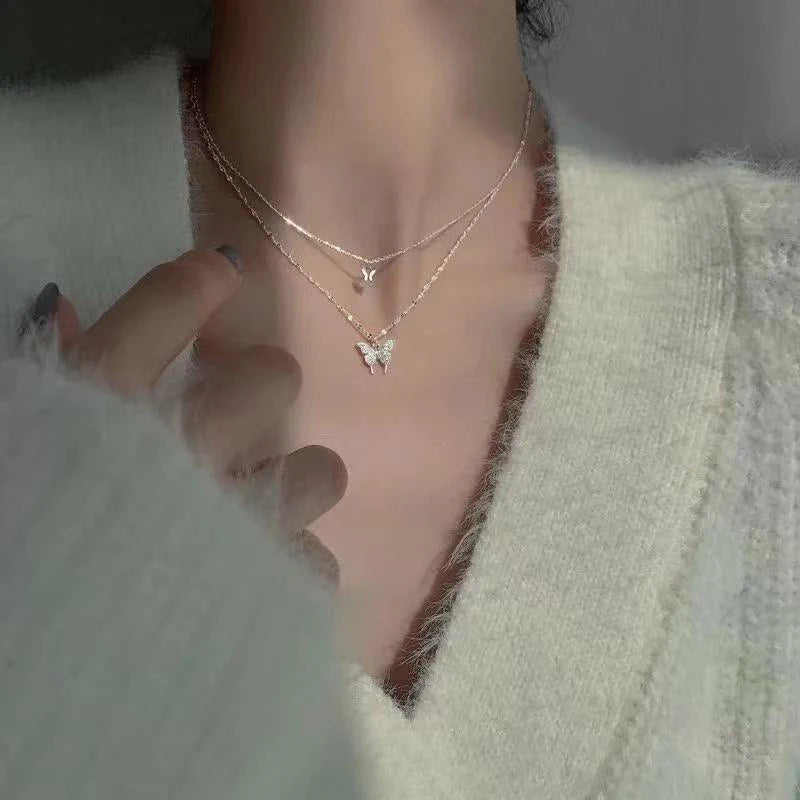 Collar Doble Capa con Mariposa Brillante – Cadena Delicada para Mujer, Joyería Elegante