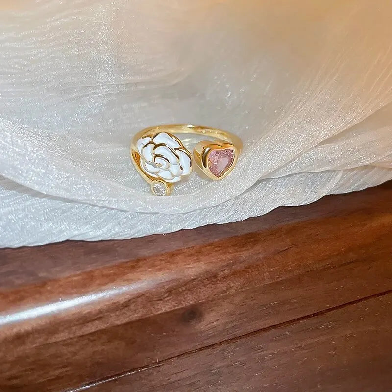 Anillo Abierto con Flor y Mariposa - Diseño Elegante con Perla Imitación y Circonias para Mujer