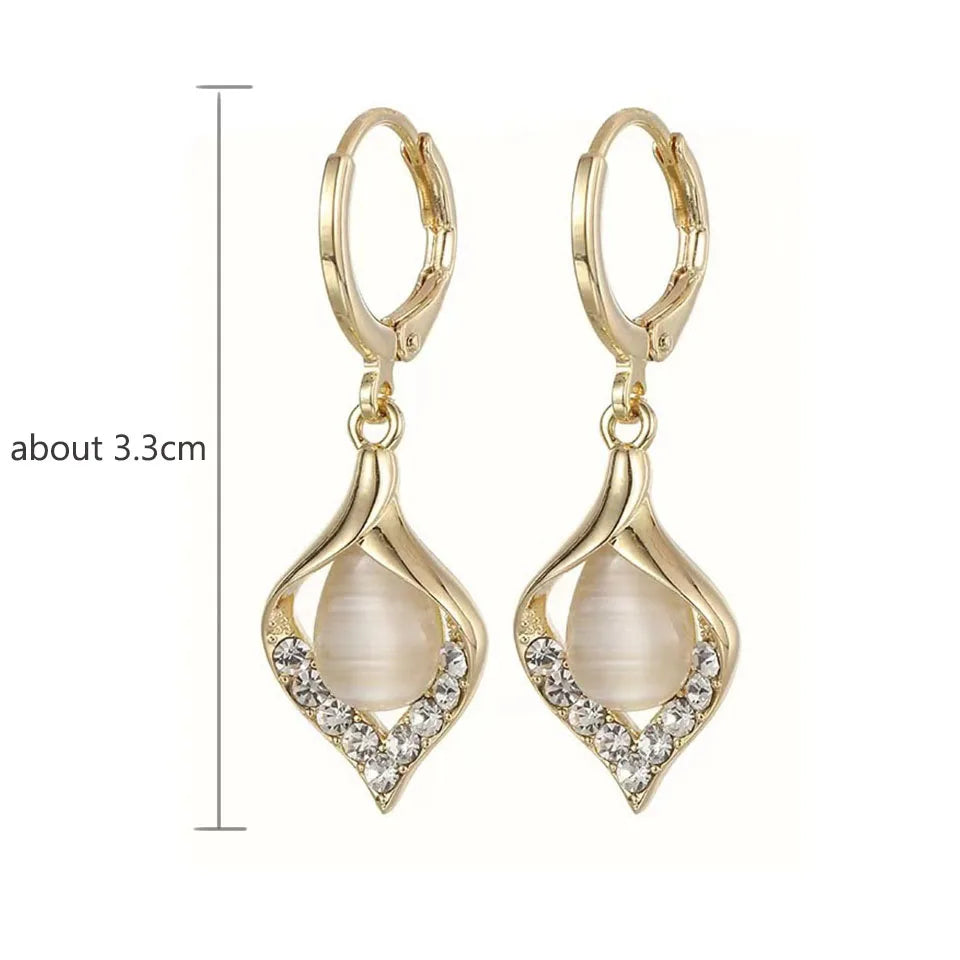 Aretes Coreanos Ojo de Ángel – Aros Dorados con Incrustaciones de Cristales y Diseño Tulipán para Mujer