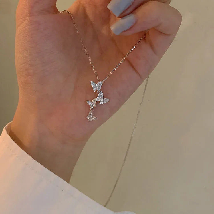Collar Doble Capa con Mariposa Brillante – Cadena Delicada para Mujer, Joyería Elegante