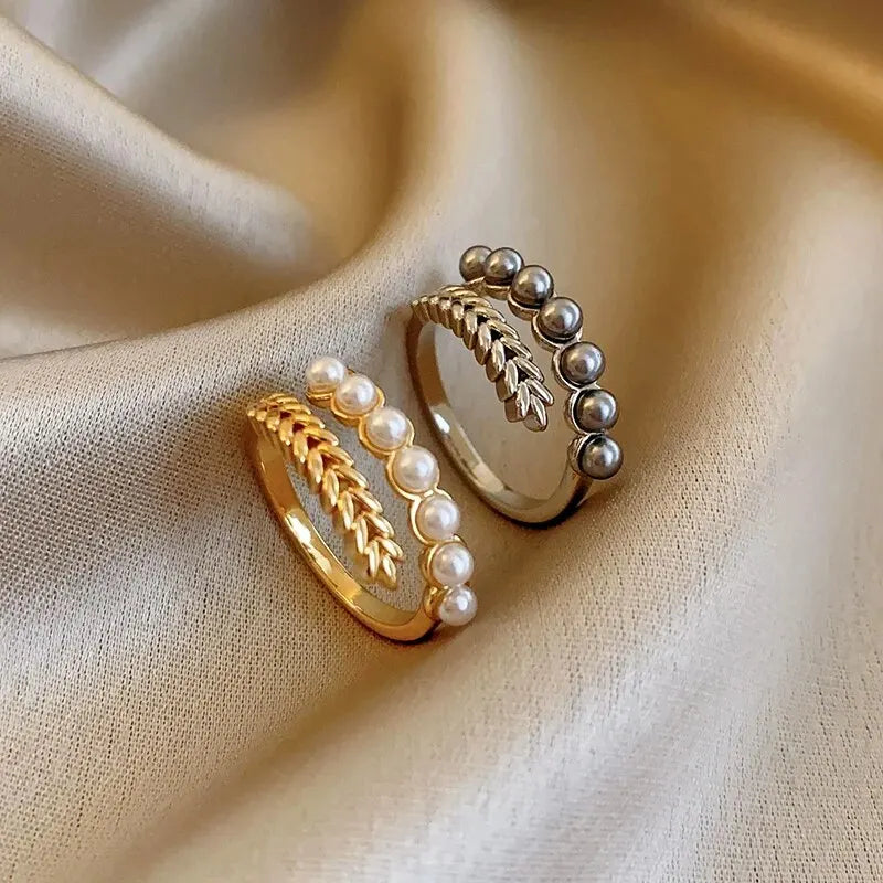 Anillo Abierto con Flor y Mariposa - Diseño Elegante con Perla Imitación y Circonias para Mujer