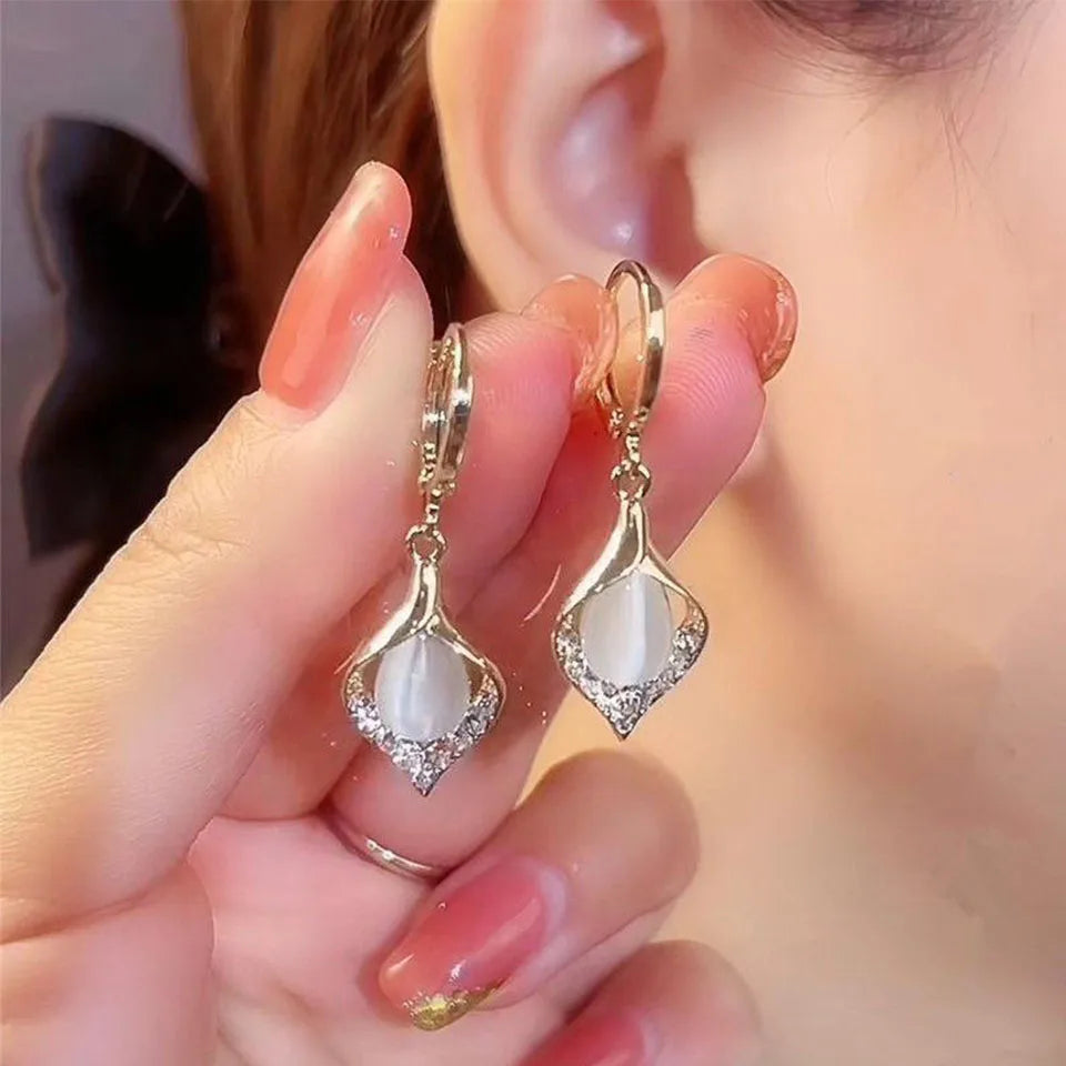 Aretes Coreanos Ojo de Ángel – Aros Dorados con Incrustaciones de Cristales y Diseño Tulipán para Mujer