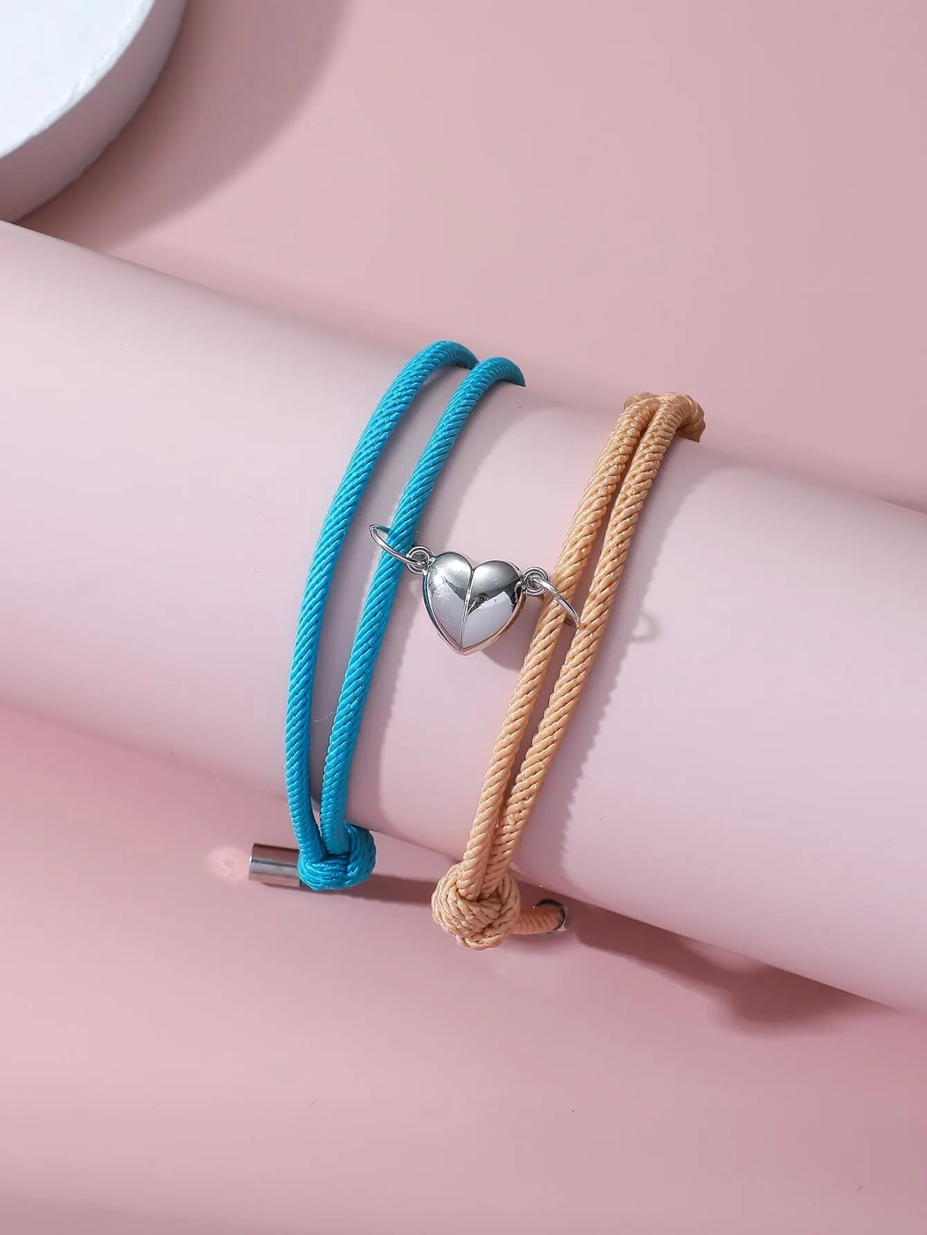 Set de 2 pulseras magnéticas de cuerda blanca y negra – Parejas, amigos o hermanos, accesorio elegante y de moda