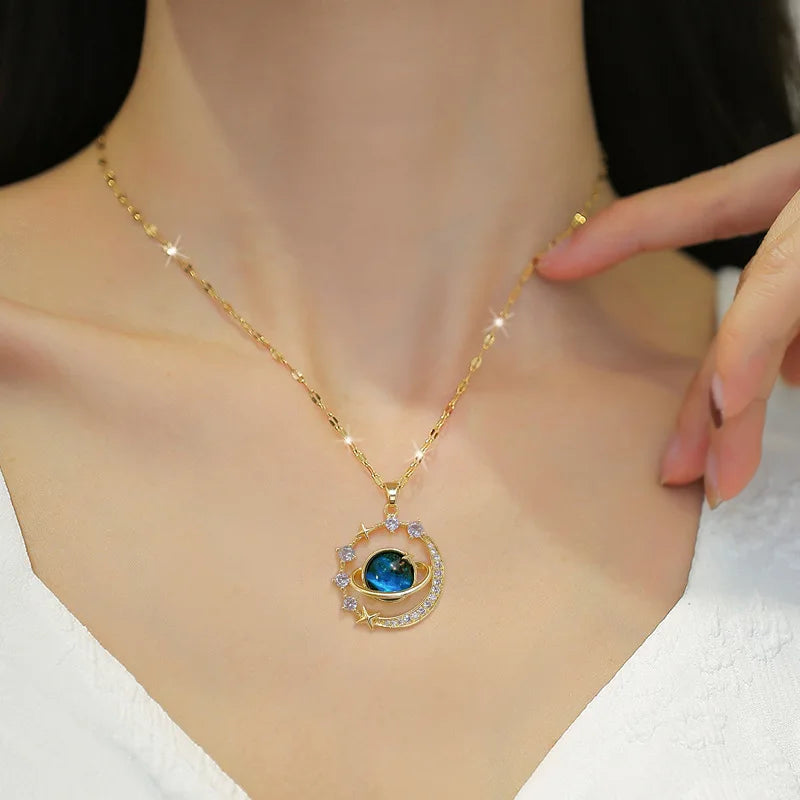 Collar Cielo Estrellado con Planeta y Luna – Cadena Clavicular de Acero Inoxidable de Lujo