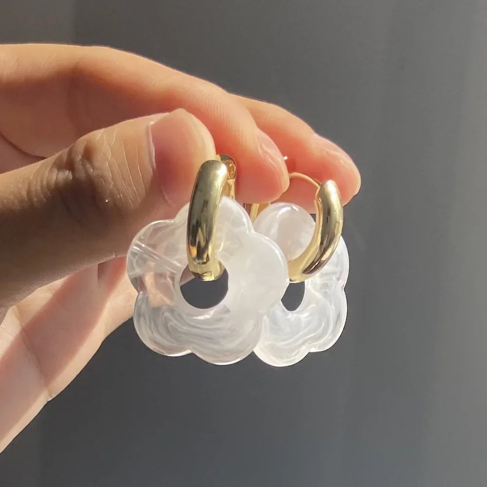 Aros Dorados con Flores de Resina Acrílica – Pendientes Coloridos de Moda para Mujer