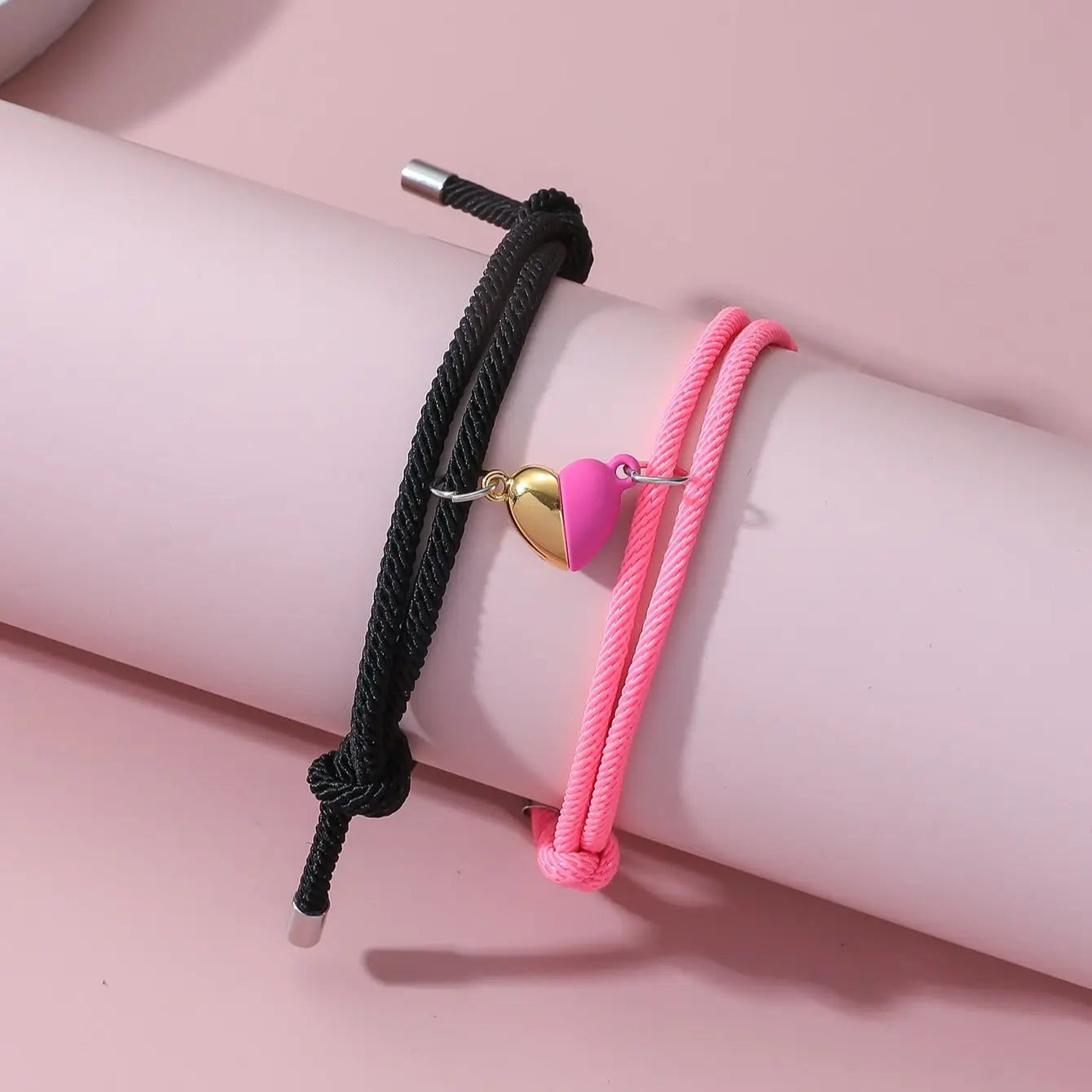 Set de 2 pulseras magnéticas de cuerda blanca y negra – Parejas, amigos o hermanos, accesorio elegante y de moda