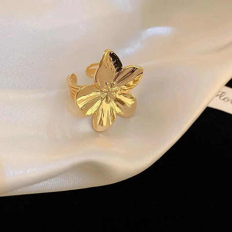 Anillo Abierto con Flor y Mariposa - Diseño Elegante con Perla Imitación y Circonias para Mujer