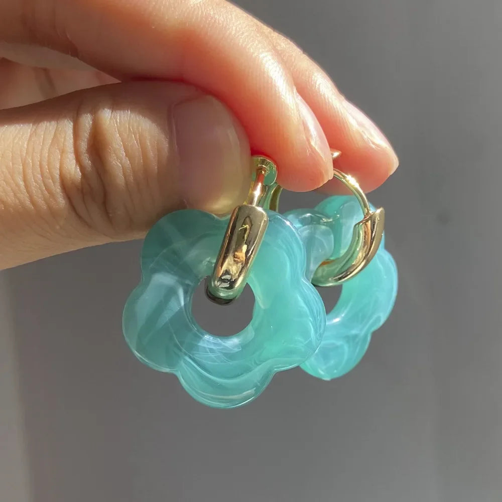 Aros Dorados con Flores de Resina Acrílica – Pendientes Coloridos de Moda para Mujer