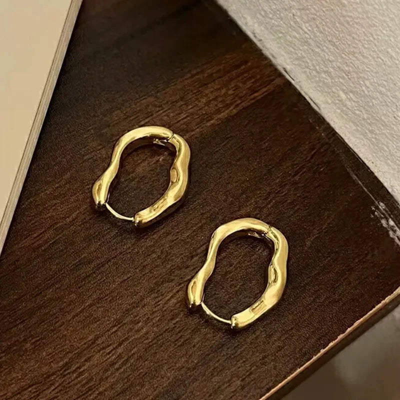 Aros Geométricos Metálicos Irregulares - Pendientes Dorado y Plateado para Mujer, Estilo Moderno y Elegante