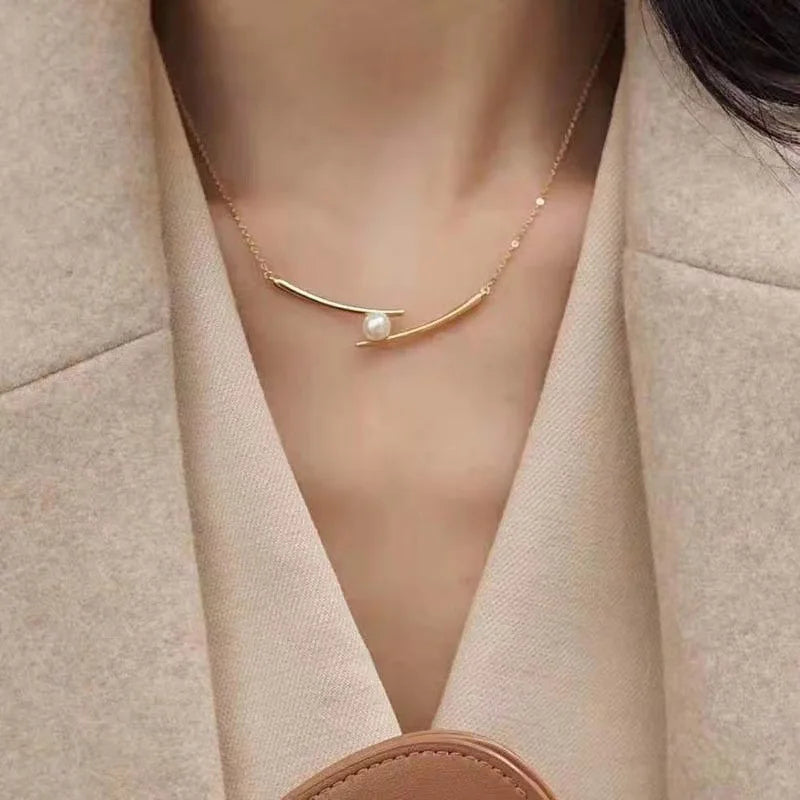 Collar Doble Capa con Mariposa Brillante – Cadena Delicada para Mujer, Joyería Elegante