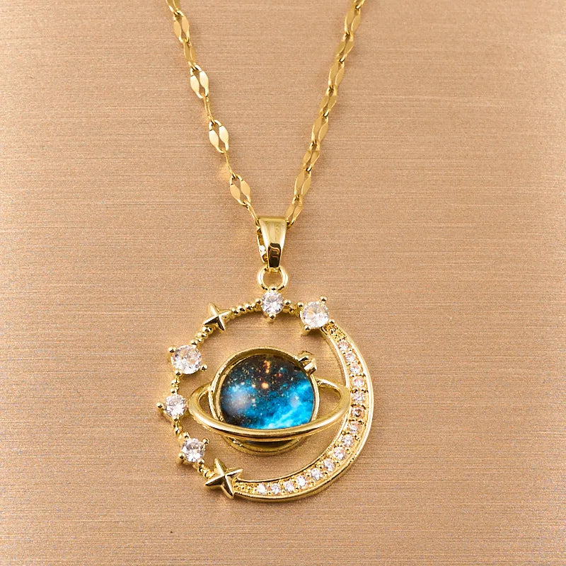 Collar Cielo Estrellado con Planeta y Luna – Cadena Clavicular de Acero Inoxidable de Lujo