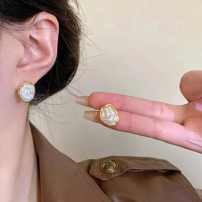 Aretes Geométricos Irregulares con Perla – Joyería Minimalista Femenina 2025 de Moda