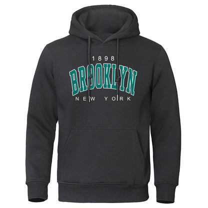 Sudadera Oversize Brooklyn 1898 – Hoodie Unisex con Estampado Creativo, Cuello Redondo, Moda Urbana para Hombre