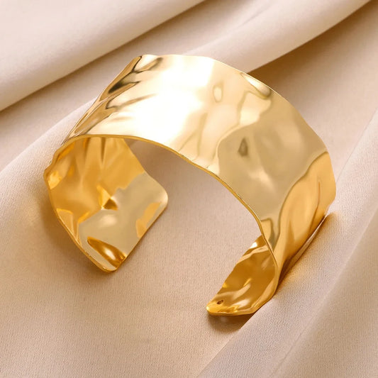 Brazalete Abierto Clásico para Mujer – Pulsera Tipo Cuff en Acero Inoxidable Color Oro con Diseño Texturizado
