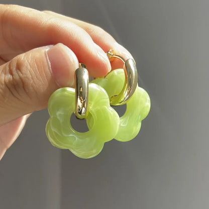 Aros Dorados con Flores de Resina Acrílica – Pendientes Coloridos de Moda para Mujer