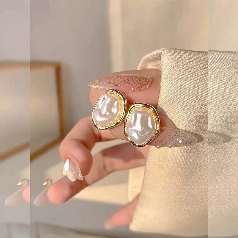 Aretes Geométricos Irregulares con Perla – Joyería Minimalista Femenina 2025 de Moda