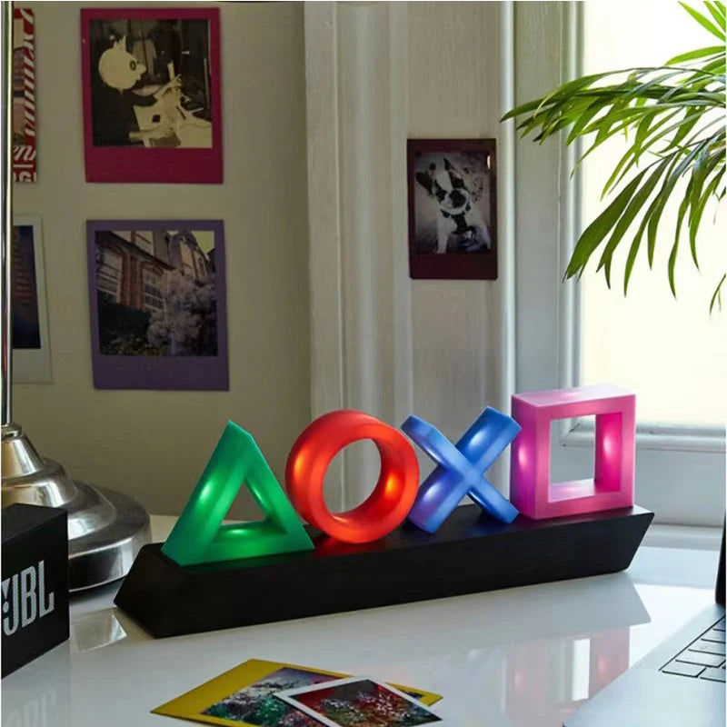 Lámpara Decorativa Icono PS4/PS5 – Lámpara de Mesa Colorida con Control de Sonido – Luz Ambiental Gamer