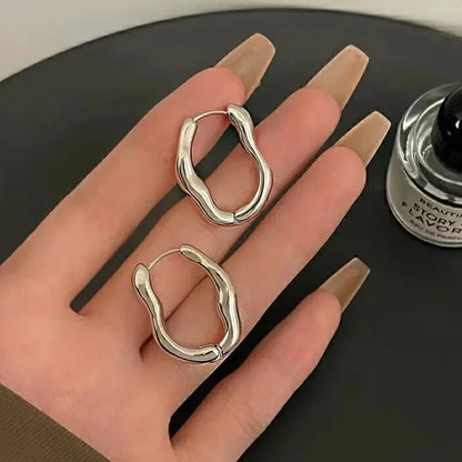 Aros Geométricos Metálicos Irregulares - Pendientes Dorado y Plateado para Mujer, Estilo Moderno y Elegante