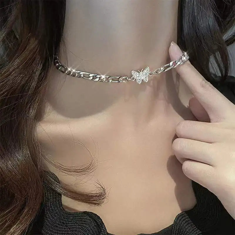 Collar Doble Capa con Mariposa Brillante – Cadena Delicada para Mujer, Joyería Elegante