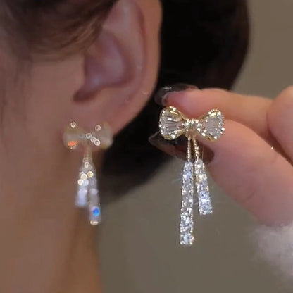 Aretes Lazo Dorado con Brillantes – Pendientes de Cristal Elegantes para Mujer