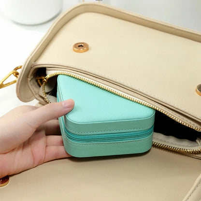 Caja de Almacenamiento de Joyería Portátil | Mini Estuche para Aretes, Anillos y Collares | Organizador de Viaje con Capas
