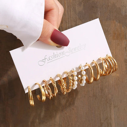 Set de Aretes Dorados Vintage con Perlas – Geométricos Colgantes para Mujer, Elegantes y Modernos