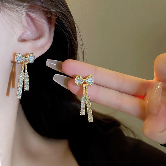 Aretes Lazo Dorado con Brillantes – Pendientes de Cristal Elegantes para Mujer