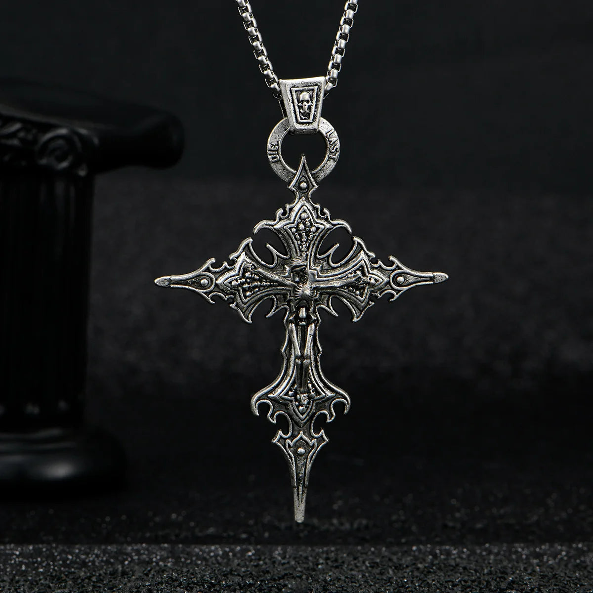 Collar Gótico Retro con Cruz de Clavos y Calavera – Colgante Personalizado de Moda para Halloween y Uso Diario