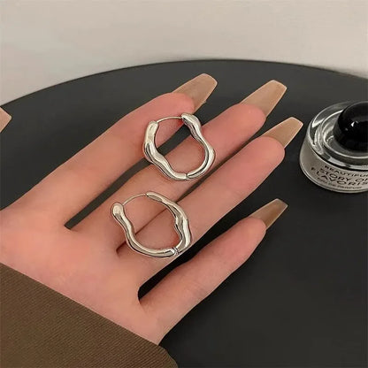 Aros Geométricos Metálicos Irregulares - Pendientes Dorado y Plateado para Mujer, Estilo Moderno y Elegante