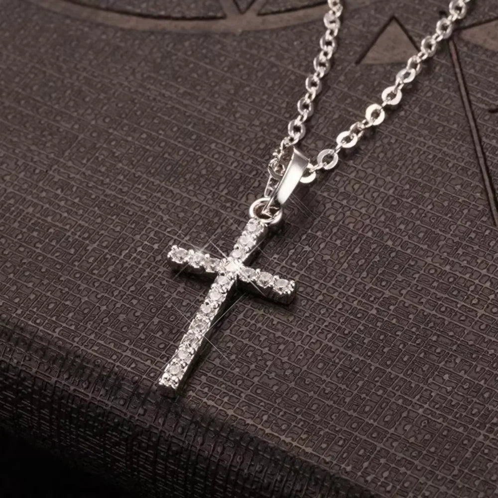 Collar con Colgante de Cruz Ajustable – Incrustaciones de Cristales, Elegante para Mujer