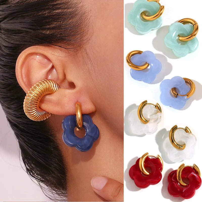 Aros Dorados con Flores de Resina Acrílica – Pendientes Coloridos de Moda para Mujer