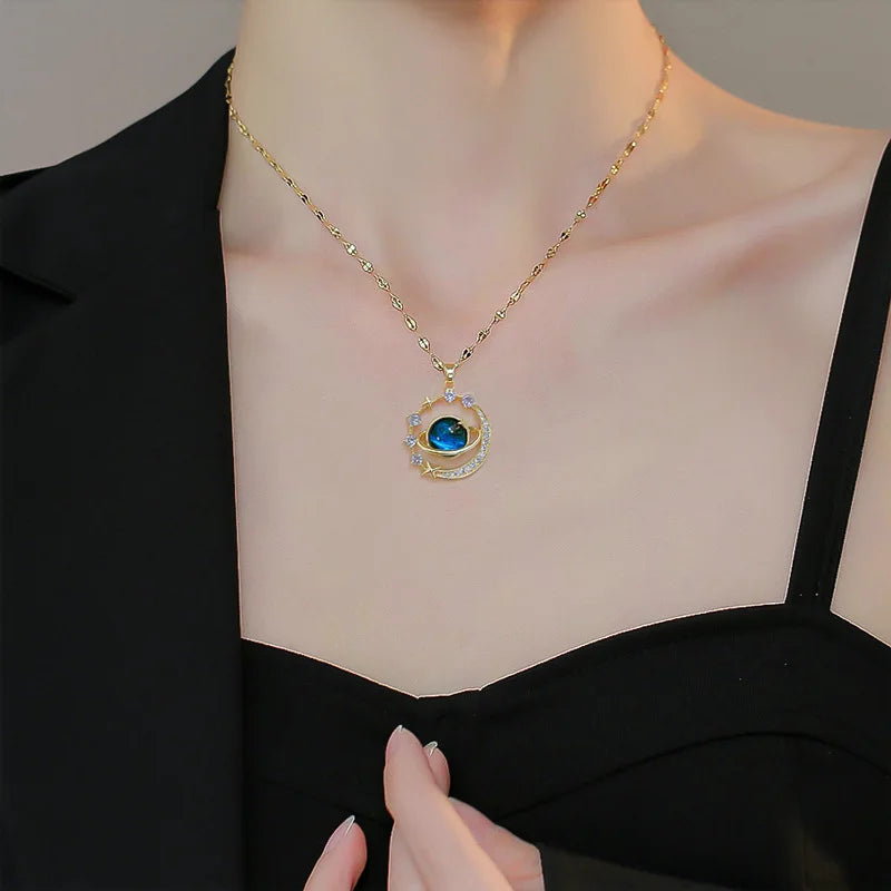 Collar Cielo Estrellado con Planeta y Luna – Cadena Clavicular de Acero Inoxidable de Lujo