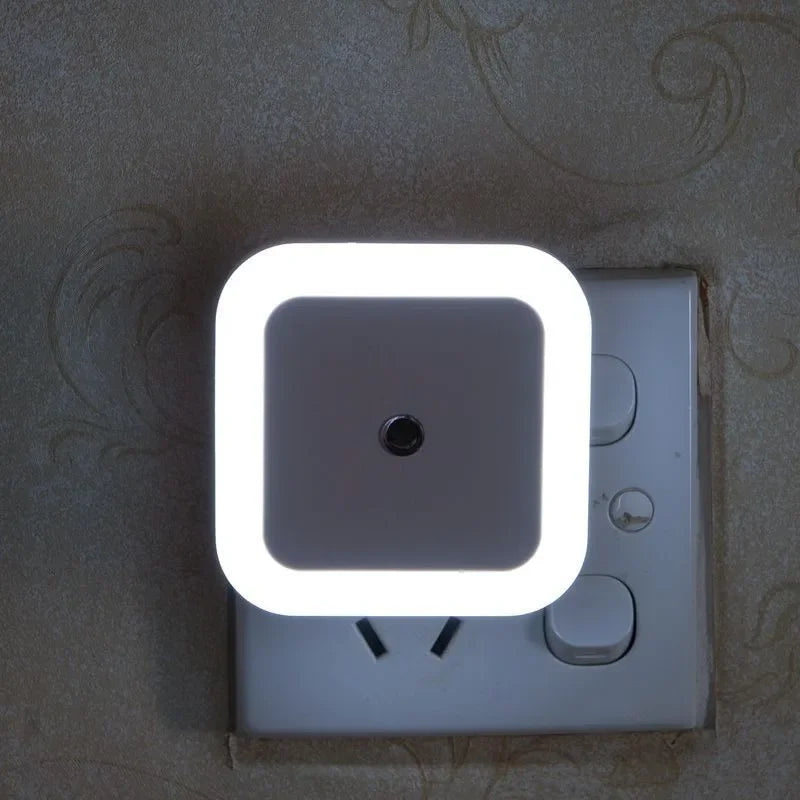 Luz Nocturna LED con Sensor Automático – Mini Enchufe EU/US, 0.5W, Iluminación para Dormitorio, Pasillo y Habitación Infantil