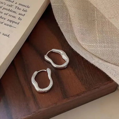 Aros Geométricos Metálicos Irregulares - Pendientes Dorado y Plateado para Mujer, Estilo Moderno y Elegante