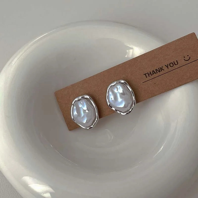 Aretes Geométricos Irregulares con Perla – Joyería Minimalista Femenina 2025 de Moda