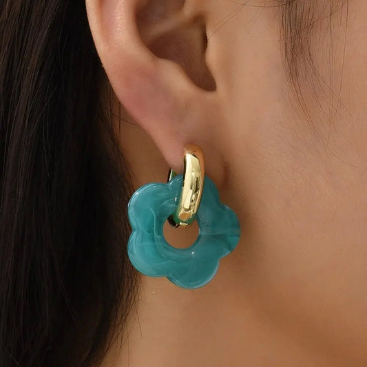 Aros Dorados con Flores de Resina Acrílica – Pendientes Coloridos de Moda para Mujer