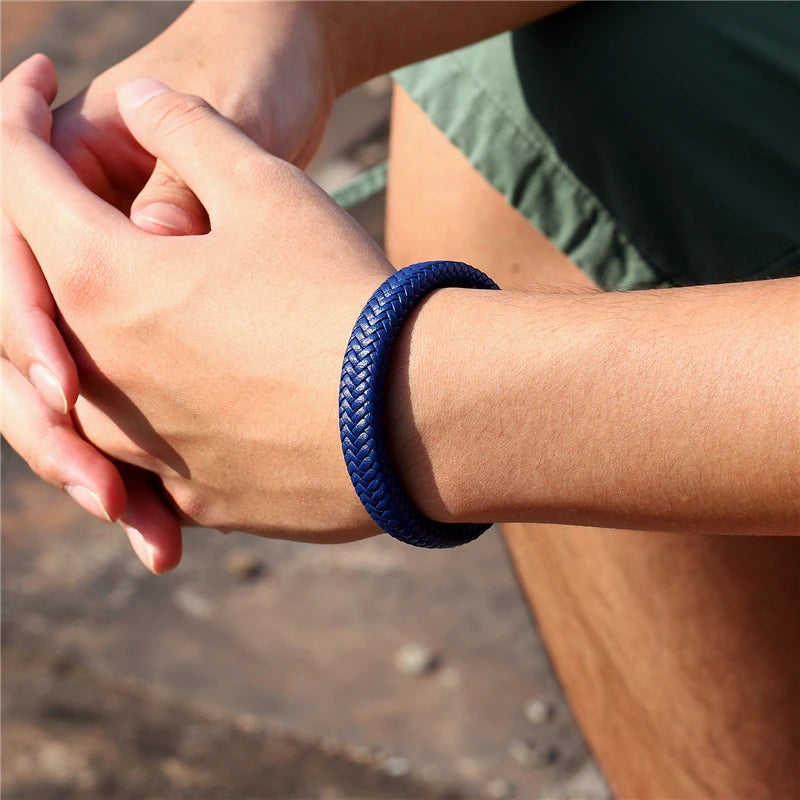 Pulsera de Cuero Genuino para Hombre – Joyería Clásica con Cierre Magnético de Acero Negro