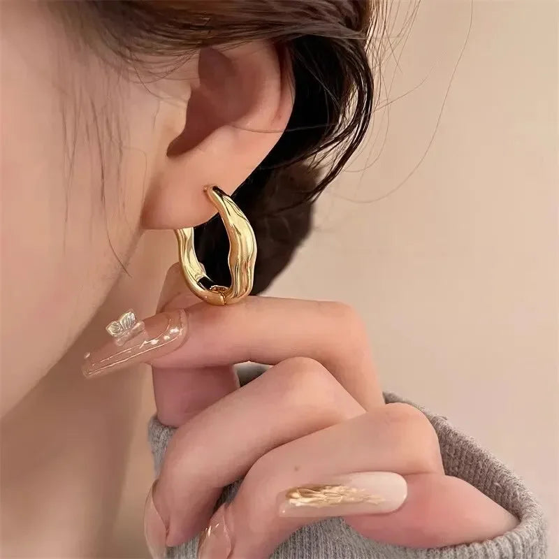 Aros Geométricos Metálicos Irregulares - Pendientes Dorado y Plateado para Mujer, Estilo Moderno y Elegante