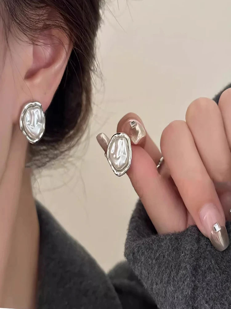 Aretes Geométricos Irregulares con Perla – Joyería Minimalista Femenina 2025 de Moda