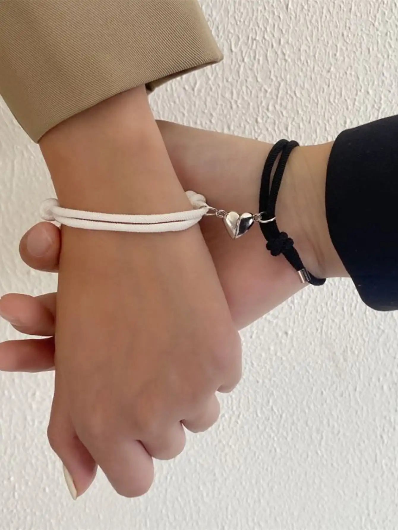 Set de 2 pulseras magnéticas de cuerda blanca y negra – Parejas, amigos o hermanos, accesorio elegante y de moda