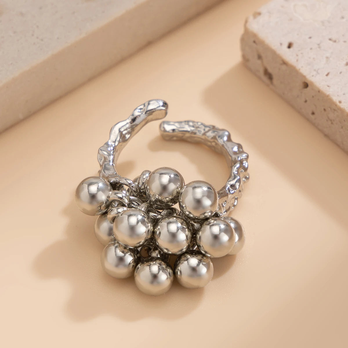 Anillo Irregular con Esferas Metálicas – Diseño Abierto Unisex Estilo Punk y Minimalista