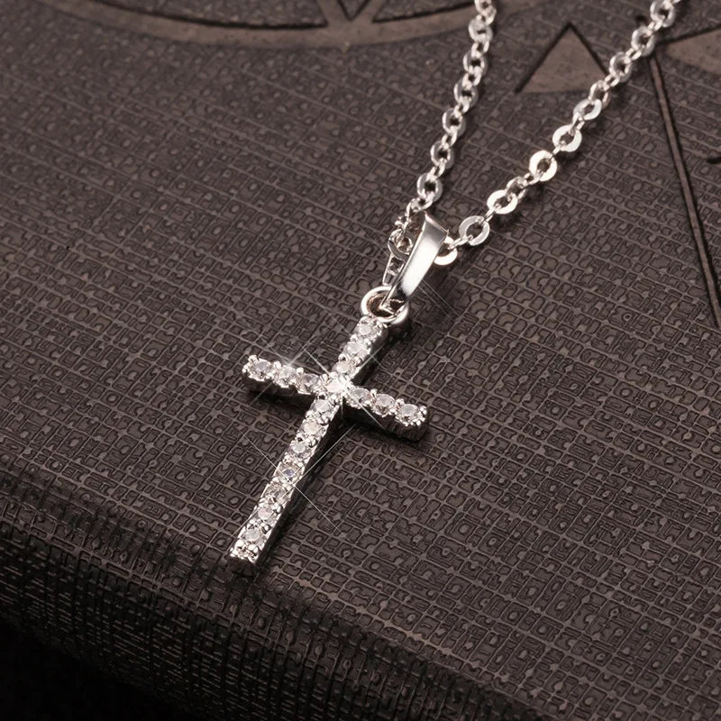 Collar con Colgante de Cruz Ajustable – Incrustaciones de Cristales, Elegante para Mujer