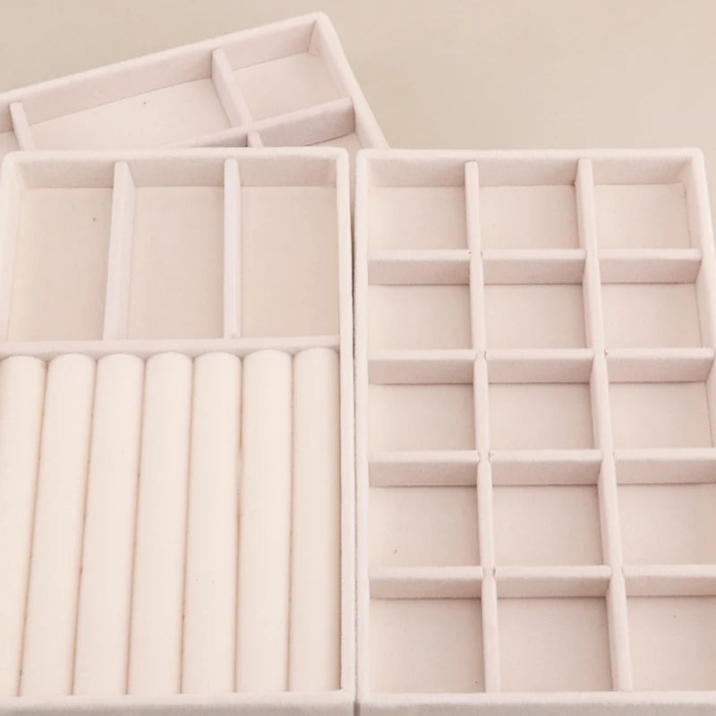 Bandeja Organizadora de Joyería en Terciopelo – Caja Apilable Beige para Anillos, Aretes y Accesorios