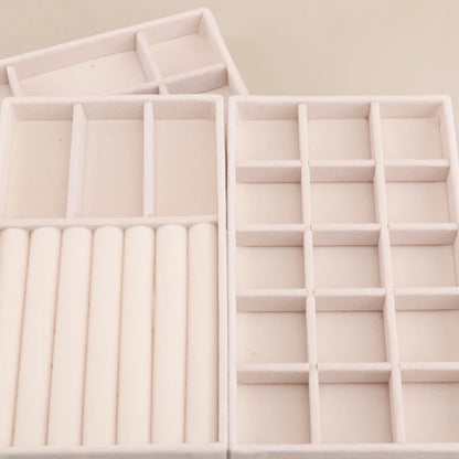 Bandeja Organizadora de Joyería en Terciopelo – Caja Apilable Beige para Anillos, Aretes y Accesorios