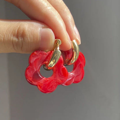 Aros Dorados con Flores de Resina Acrílica – Pendientes Coloridos de Moda para Mujer