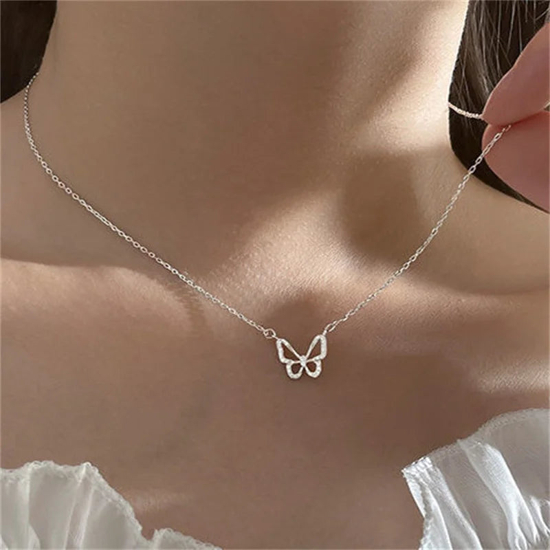 Collar Doble Capa con Mariposa Brillante – Cadena Delicada para Mujer, Joyería Elegante