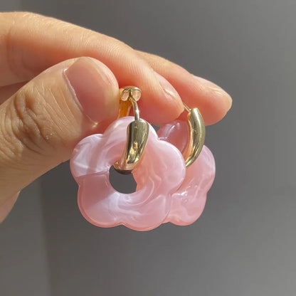 Aros Dorados con Flores de Resina Acrílica – Pendientes Coloridos de Moda para Mujer
